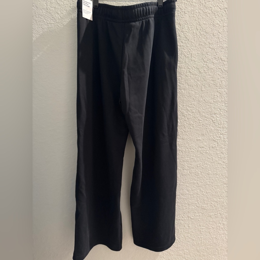 NWT Nike Sportswear Club Fleece
Women's Wide Leg Mid Rise Sz L in black - Picture 10 of 12